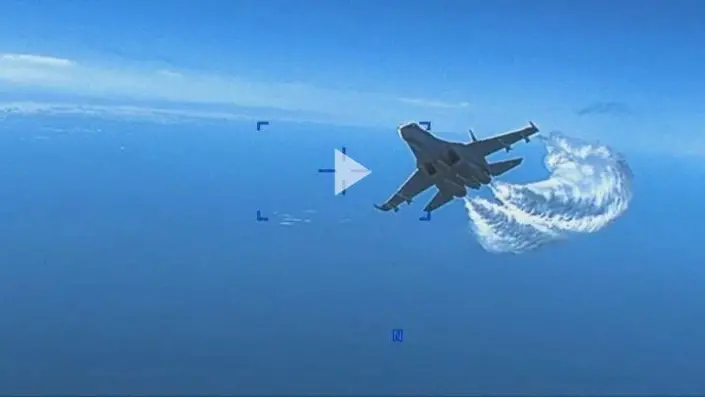 Il jet russo Su-27 ripreso dal drone statunitense poco prima dell'impatto tra i due velivoli - Frame dal video diffuso dall'U.S. European Command