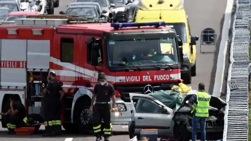 Fu necessario l’intervento dei Vigili del Fuoco per liberare i cinque giovani dalle lamiere (Foto d'archivio)