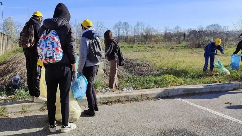L'ultima attività degli studenti: ripulire dai rifiuti alcune aree di Montichiari - © www.giornaledibrescia.it
