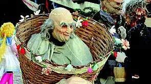 Carnevale di Livemmo: l'omasì del zerlo, una delle classiche maschere doppie - © www.giornaledibrescia.it
