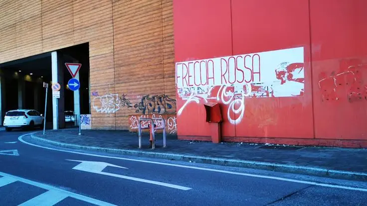 Lo striscione di CasaPound stracciato su via Fratelli Ugoni - Foto © www.giornaledibrescia.it