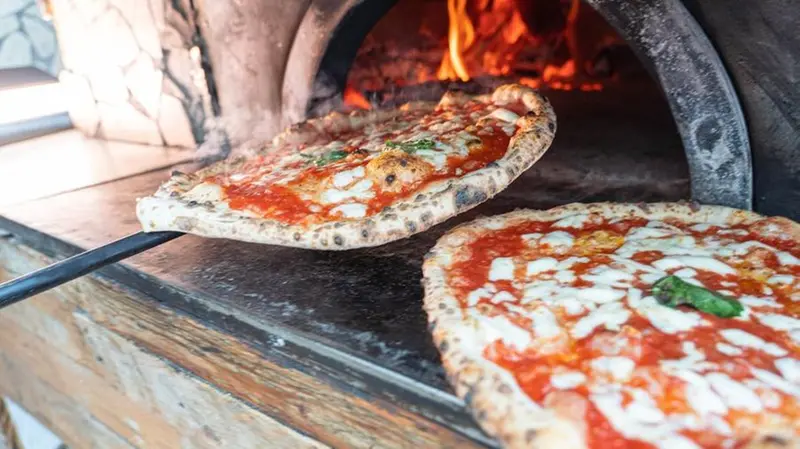 Le pizze di San Ciro, cotte nel forno a legna - Foto tratta da Facebook