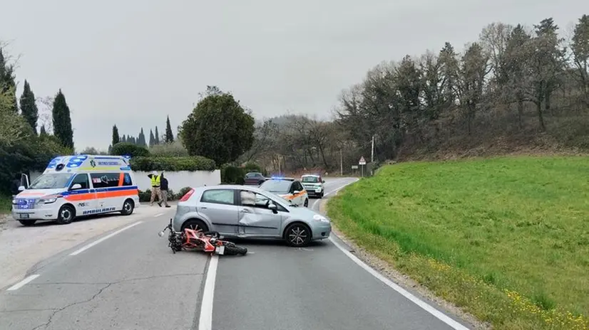 La moto e l'auto coinvolti nell'incidente avvenuto a Padenghe - © www.giornaledibrescia.it