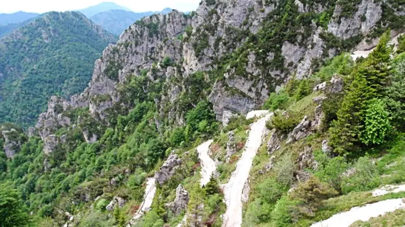 Il tracciato che sale verso Passo Tremalzo, con gli inconfondibili tornanti - Foto Ruggero Bontempi
