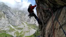 Un alpinista in cordata (foto simbolica) - © www.giornaledibrescia.it