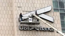 Il simbolo di Ubi Banca sulla sede bresciana dell’istituto - © www.giornaledibrescia.it