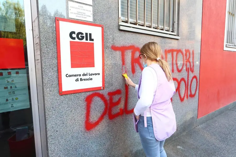 La sede della Cgil a Brescia imbrattata dalla scritta no vax
