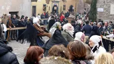 Una scena del Carnevale di Livemmo con le tipiche maschere - © www.giornaledibrescia.it