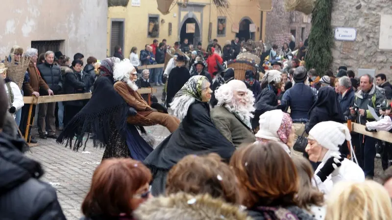 Una scena del Carnevale di Livemmo con le tipiche maschere - © www.giornaledibrescia.it