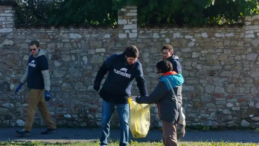 L’attività di raccolta rifiuti svolta dalla onlus - Foto © www.giornaledibrescia.it