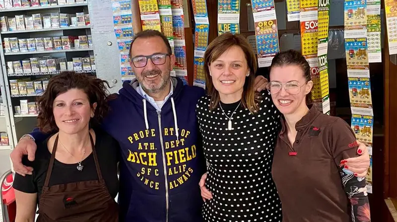 I gestori dell’Eni Café lungo la tangenziale - © www.giornaledibrescia.it