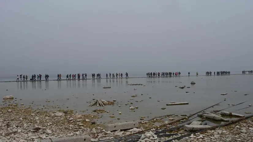 Manerba, la passeggiata riemersa per l'Isola dei Conigli - Gabriele Strada /Neg © www.giornaledibrescia.it