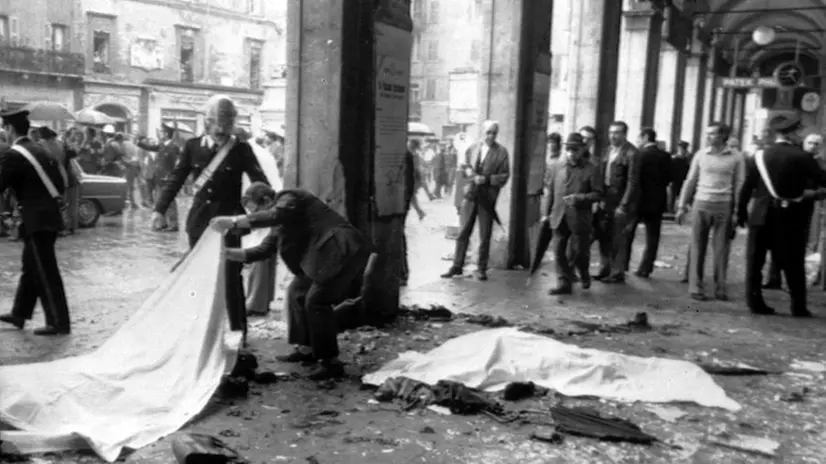 Un drammatico scatto del 28 maggio 1974, in piazza della Loggia a Brescia