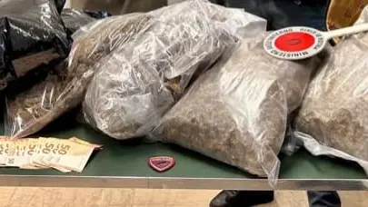 Il carico di marijuana e di soldi trovati ai due arrestati in stazione a Brescia