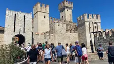 Il centro di Sirmione con il Castello scaligero, preso d’assalto dai turisti d’estate - © www.giornaledibrescia.it