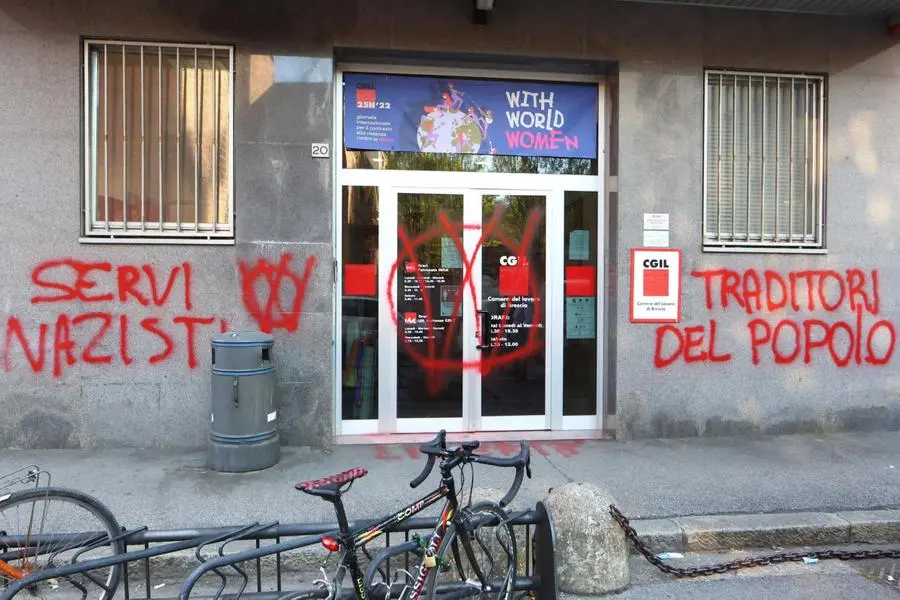 La sede della Cgil a Brescia imbrattata dalla scritta no vax