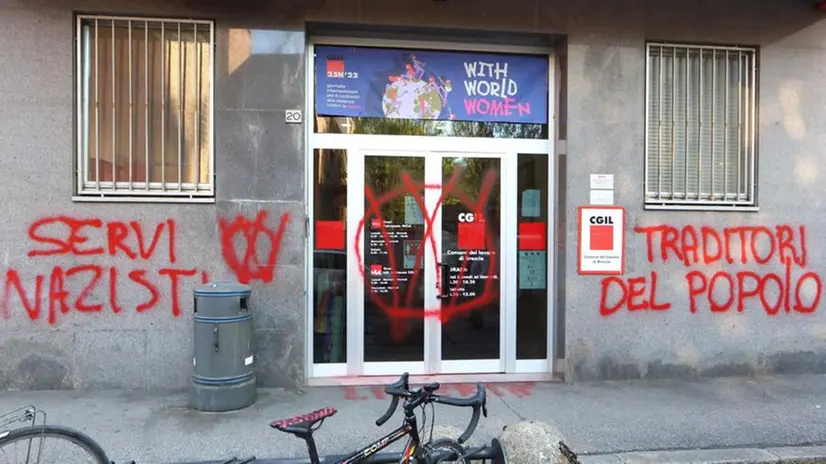 La sede della Cgil a Brescia imbrattata dalla scritta no vax