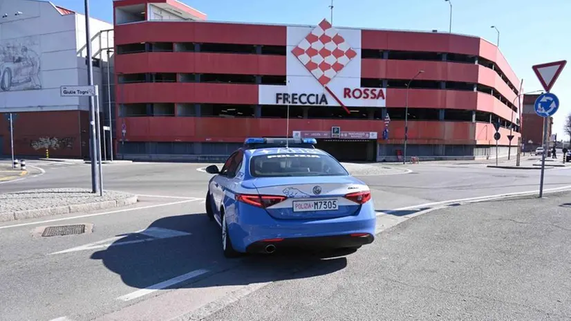 Una pattuglia della Polizia fuori dal centro commerciale Freccia Rossa - Foto Marco Ortogni/Neg © www.giornaledibrescia.it