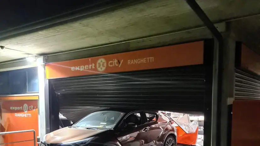 Colpo con l'auto-ariete al negozio di elettrodomestici a Palazzolo
