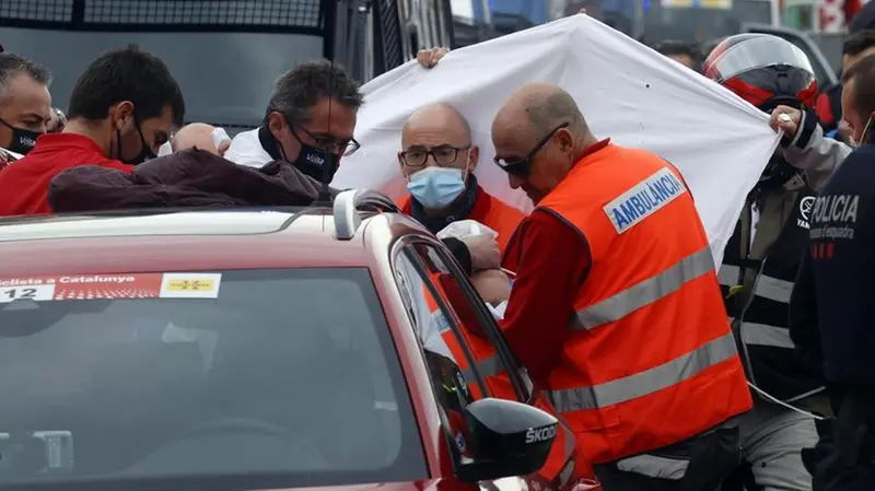 I soccorsi in Spagna: il malore accusato da Colbrelli dopo il traguardo al Giro di Catalogna 2022 - Foto Epa © www.giornaledibrescia.it