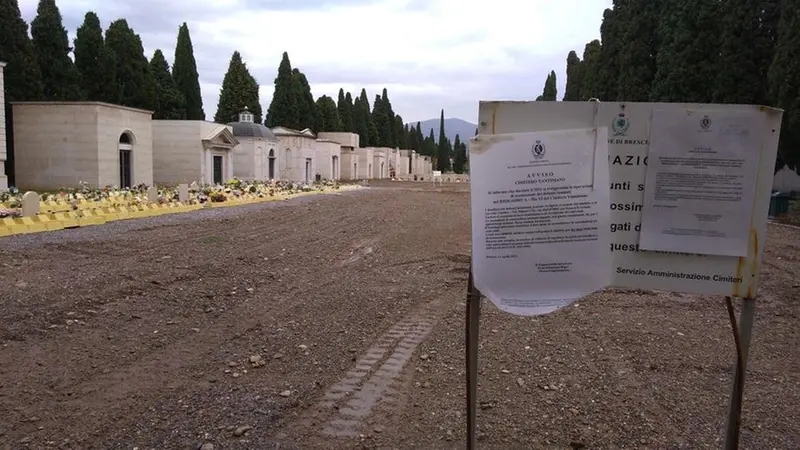 La porzione di terreno al Vantiniano dove sono state rimosse le tombe dei bimbi mai nati - Foto Gabriele Strada/Neg © www.giornaledibrescia.it
