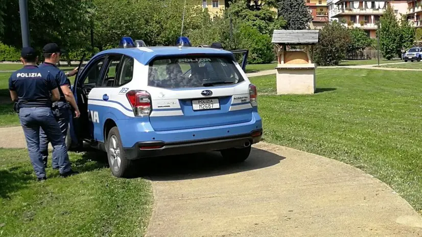 Agenti della Polizia al parco Gallo - Foto © www.giornaledibrescia.it