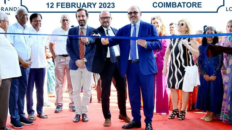 I fratelli Stefano e Alberto Lorandi con il console italiano in India, Alfonso Tagliaferri