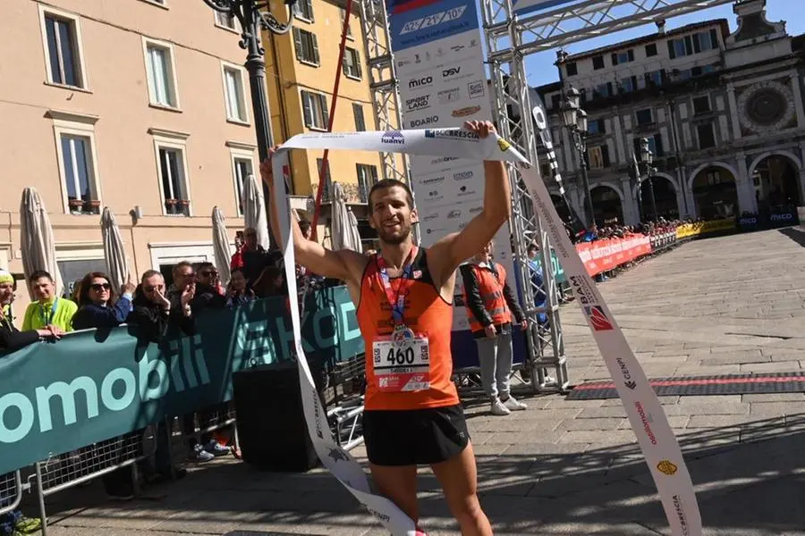 Bam: l'arrivo in piazza Loggia degli atleti che hanno corso la 42 km