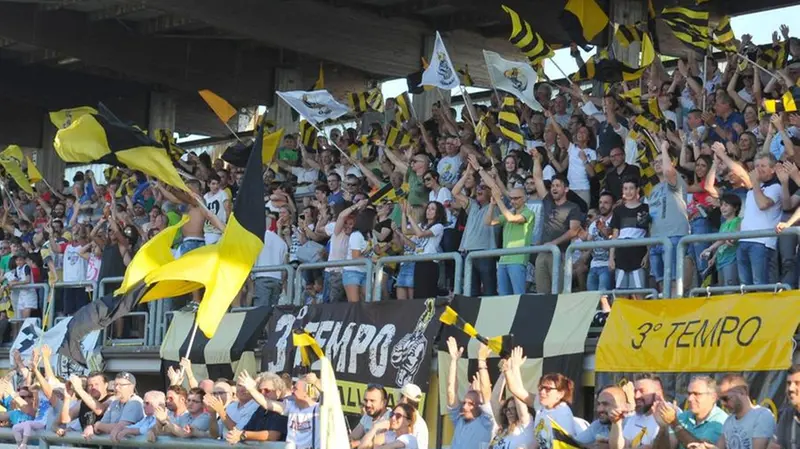 Il tifo non è mai mancato a supportare i gialloneri - Foto New Reporter © www.giornaledibrescia.it
