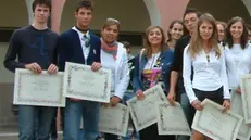Un gruppo di studenti del Piamarta premiati nel 2003 - © www.giornaledibrescia.it
