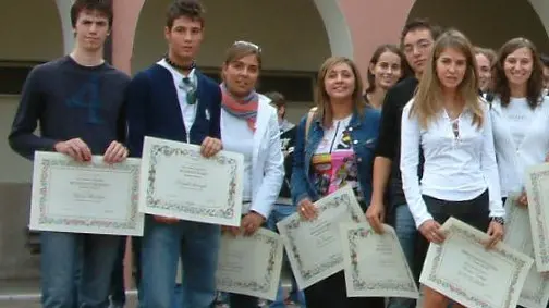 Un gruppo di studenti del Piamarta premiati nel 2003 - © www.giornaledibrescia.it