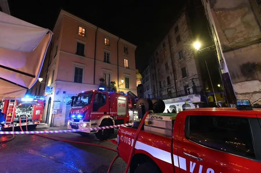 Edificio in fiamme in via Beccaria, allarme in centro storico