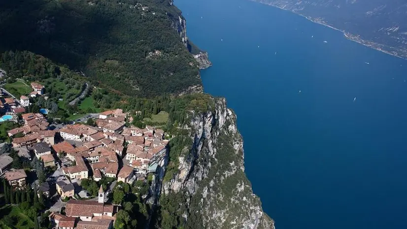 Uno scorcio di Tremosine sul lago di Garda - © www.giornaledibrescia.it