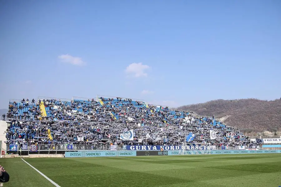 Il Brescia in campo contro il Cagliari