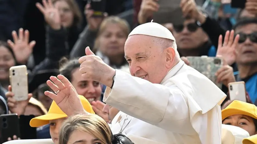 Papa Francesco tra la gente in piazza San Pietro © www.giornaledibrescia.it