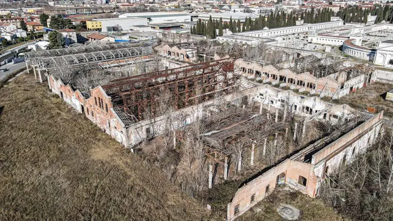 Lo scheletro vuoto della ex Togni in via Stefana - Foto New Reporter Nicoli © www.giornaledibrescia.it