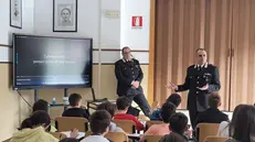 Carabinieri in aula con i ragazzi - Foto © www.giornaledibrescia.it