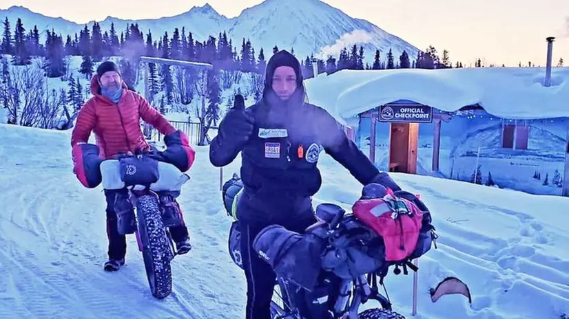 Tiziano Mulonia, in primo piano, al passaggio al Rainy Pass Lodge a Puntilla Lake - Foto tratta dal profilo Facebook di Willy Mulonia