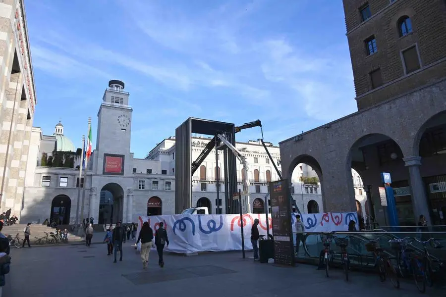 Il cantiere per l'installazione dello Stargate in piazza Vittoria a Brescia