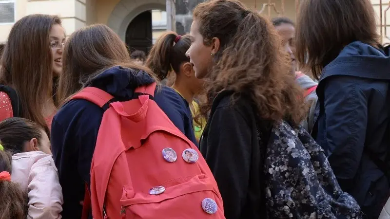 Studentesse fuori da una scuola bresciana - © www.giornaledibrescia.it
