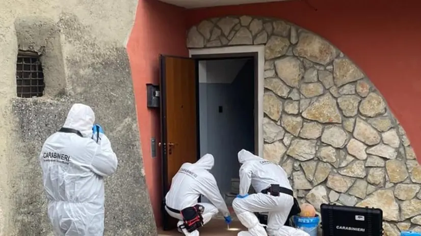 La Polizia Scientifica fuori dall’abitazione teatro dell’aggressione - Foto © www.giornaledibrescia.it