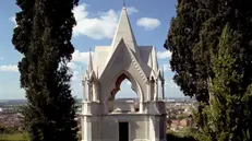 La Tomba del Cane è uno dei più singolari monumenti bresciani ad opera di Rodolfo Vantini - © www.giornaledibrescia.it