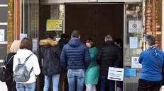 Spiraglio di normalità: visitatori all’ingresso dell’Ospedale Civile di Brescia - © www.giornaledibrescia.it