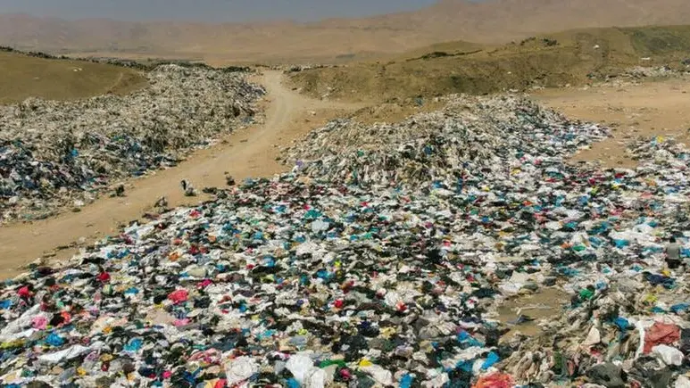 Il deserto di Atacama in Cile, il cimitero della fast fashion - Foto Epa © www.giornaledibrescia.it