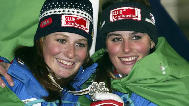Elena Fanchini festeggia con la sorella Nadia l'argento in discesa ai Mondiali di Bormio 2005