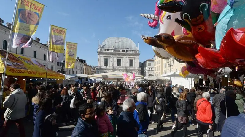 Piazza Loggia affollata per la fiera di San Faustino - © www.giornaledibrescia.it