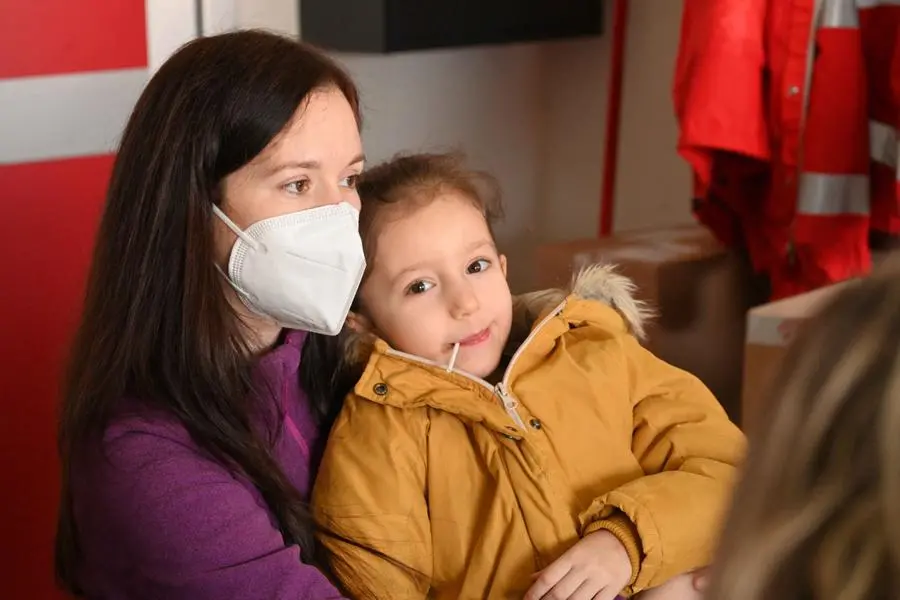 Una mamma e la sua bimba accolte dalla Croce Rossa di Brescia  - Foto Marco Ortogni/Neg © www.giornaledibrescia.it