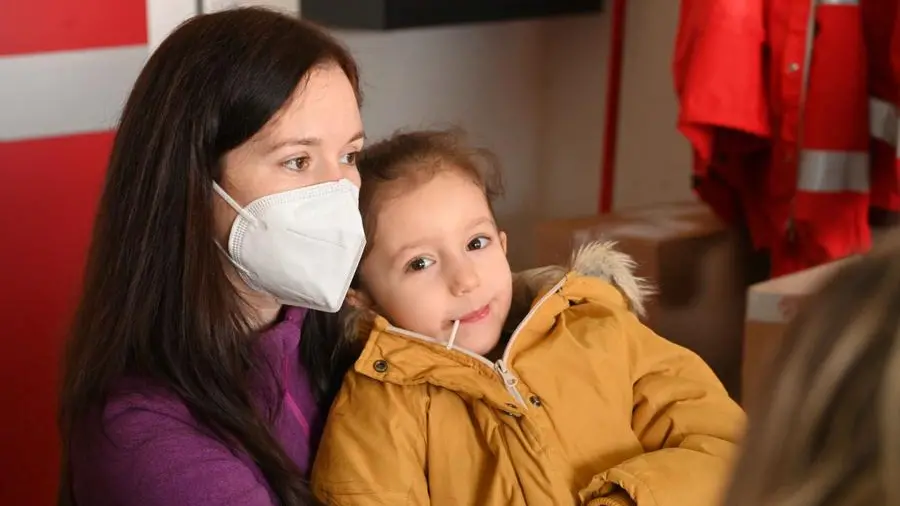 Una mamma e la sua bimba accolte dalla Croce Rossa di Brescia  - Foto Marco Ortogni/Neg © www.giornaledibrescia.it