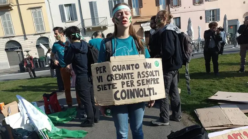 Manifestanti in piazzale Arnaldo durante uno degli ultimi appuntamenti per il clima - © www.giornaledibrescia.it