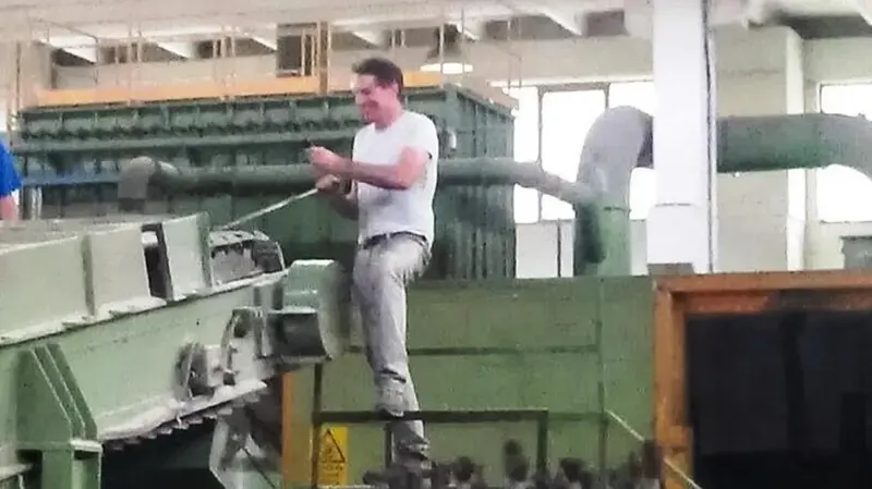 Mario Bozzoli al lavoro nella fonderia a Marcheno - Foto © www.giornaledibrescia.it